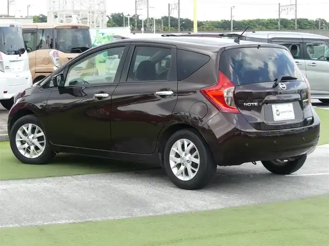 日産 ノート メダリスト エマージェンシーB 千葉県 2015(平27)年 6.8万km インペリアルアンバーP エマージェンシーブレーキ/ハーフレザーシート/純正SDナビ/地デジTV/【DVD/CD再生機能　Bluetooth接続】/アラウンドビューモニター/ドライブレコーダー（前後撮影）/革巻きステアリング/LEDヘッドライト/ウインカーミラー/コーナーセンサー/純正15インチアルミホイル/インテリジェントキー