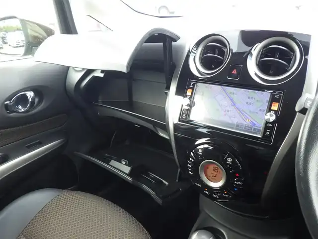 日産 ノート メダリスト エマージェンシーB 千葉県 2015(平27)年 6.8万km インペリアルアンバーP エマージェンシーブレーキ/ハーフレザーシート/純正SDナビ/地デジTV/【DVD/CD再生機能　Bluetooth接続】/アラウンドビューモニター/ドライブレコーダー（前後撮影）/革巻きステアリング/LEDヘッドライト/ウインカーミラー/コーナーセンサー/純正15インチアルミホイル/インテリジェントキー