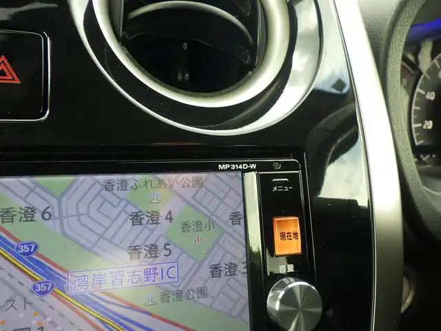 日産 ノート メダリスト エマージェンシーB 千葉県 2015(平27)年 6.8万km インペリアルアンバーP エマージェンシーブレーキ/ハーフレザーシート/純正SDナビ/地デジTV/【DVD/CD再生機能　Bluetooth接続】/アラウンドビューモニター/ドライブレコーダー（前後撮影）/革巻きステアリング/LEDヘッドライト/ウインカーミラー/コーナーセンサー/純正15インチアルミホイル/インテリジェントキー