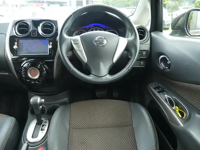 日産 ノート メダリスト エマージェンシーB 千葉県 2015(平27)年 6.8万km インペリアルアンバーP エマージェンシーブレーキ/ハーフレザーシート/純正SDナビ/地デジTV/【DVD/CD再生機能　Bluetooth接続】/アラウンドビューモニター/ドライブレコーダー（前後撮影）/革巻きステアリング/LEDヘッドライト/ウインカーミラー/コーナーセンサー/純正15インチアルミホイル/インテリジェントキー