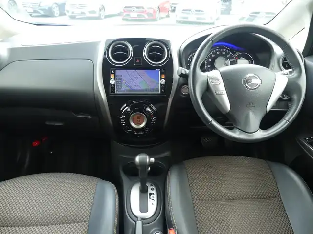 日産 ノート メダリスト エマージェンシーB 千葉県 2015(平27)年 6.8万km インペリアルアンバーP エマージェンシーブレーキ/ハーフレザーシート/純正SDナビ/地デジTV/【DVD/CD再生機能　Bluetooth接続】/アラウンドビューモニター/ドライブレコーダー（前後撮影）/革巻きステアリング/LEDヘッドライト/ウインカーミラー/コーナーセンサー/純正15インチアルミホイル/インテリジェントキー