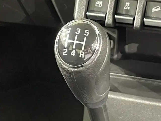 スズキ ジムニー シエラ JC 愛知県 2023(令5)年 0.7万km キネティックイエロー ５Ｆ　/純正９インチＳＤナビ　/（Bluetooth/フルセグTV/SD/CD・DVD再生/iPod)/スズキセーフティサポート　/　　-衝突軽減ブレーキ（デュアルブレーキサポート）/　　-車線逸脱警報/　　-先行車発進お知らせ/　　-標識認識機能/ビルトインＥＴＣ　/シートヒーター　/バックカメラ/クルーズコントロール　/ドライブレコーダー　/純正フロアマット