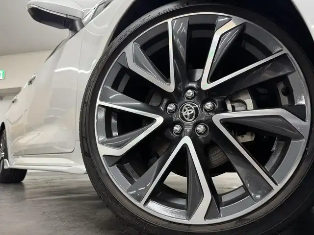 トヨタ カローラ スポーツ ハイブリッドG Z 三重県 2022(令4)年 1.6万km プラチナホワイトパールマイカ ハイブリッド/FF/フロアCVT/【OP】純正 9インチディスプレイオーディオ/（AM/FM/USB/iPod/Bluetooth/Miracast/AppleCarPlay/AndroidAuto）/バックガイドモニター/TOM’S スタイリングパーツセット（フロント、サイド、リヤバンパーディフューザー）/ビルトインETC/Toyota Safety Sense/●プリクラッシュセーフティ/●レーントレーシングアシスト/●レーダークルコン（全車速追従機能付）/●オートハイビーム/●ロードサインアシスト/・パーキングサポートブレーキ（前後静止物）/・【OP】ブラインドスポットモニター＋パーキングサポートブレーキ（後方接近車両）/・車両接近通報装置/装備/・【OP】本革＋ウルトラスエード ハーフレザーシート（運転席電動ランバーサポート付）/・シートヒーター（D/N）/・左右独立温度コントロールフルオートエアコン/・オートライト/・LED ヘッドランプ＆フロントフォグランプ/・電子パーキングブレーキ/・オートブレーキホールド/・ステアリングスイッチ/・プッシュスタート/・純正18inAW/・保/取/マルチ取/・スマートキーx2/など