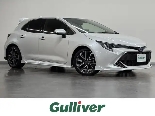 トヨタ カローラ スポーツ ハイブリッドG Z 三重県 2022(令4)年 1.6万km プラチナホワイトパールマイカ ハイブリッド/FF/フロアCVT/【OP】純正 9インチディスプレイオーディオ/（AM/FM/USB/iPod/Bluetooth/Miracast/AppleCarPlay/AndroidAuto）/バックガイドモニター/TOM’S スタイリングパーツセット（フロント、サイド、リヤバンパーディフューザー）/ビルトインETC/Toyota Safety Sense/●プリクラッシュセーフティ/●レーントレーシングアシスト/●レーダークルコン（全車速追従機能付）/●オートハイビーム/●ロードサインアシスト/・パーキングサポートブレーキ（前後静止物）/・【OP】ブラインドスポットモニター＋パーキングサポートブレーキ（後方接近車両）/・車両接近通報装置/装備/・【OP】本革＋ウルトラスエード ハーフレザーシート（運転席電動ランバーサポート付）/・シートヒーター（D/N）/・左右独立温度コントロールフルオートエアコン/・オートライト/・LED ヘッドランプ＆フロントフォグランプ/・電子パーキングブレーキ/・オートブレーキホールド/・ステアリングスイッチ/・プッシュスタート/・純正18inAW/・保/取/マルチ取/・スマートキーx2/など