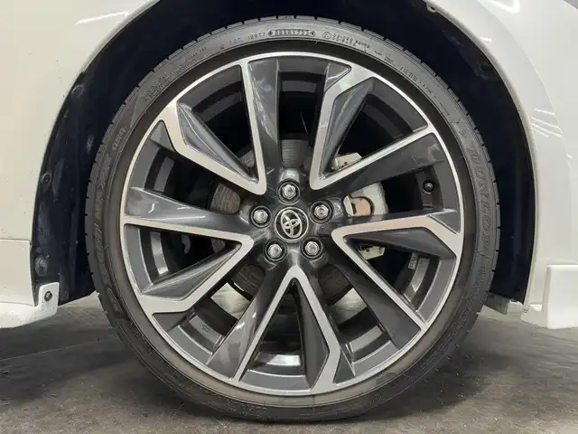トヨタ カローラ スポーツ ハイブリッドG Z 三重県 2022(令4)年 1.6万km プラチナホワイトパールマイカ ハイブリッド/FF/フロアCVT/【OP】純正 9インチディスプレイオーディオ/（AM/FM/USB/iPod/Bluetooth/Miracast/AppleCarPlay/AndroidAuto）/バックガイドモニター/TOM’S スタイリングパーツセット（フロント、サイド、リヤバンパーディフューザー）/ビルトインETC/Toyota Safety Sense/●プリクラッシュセーフティ/●レーントレーシングアシスト/●レーダークルコン（全車速追従機能付）/●オートハイビーム/●ロードサインアシスト/・パーキングサポートブレーキ（前後静止物）/・【OP】ブラインドスポットモニター＋パーキングサポートブレーキ（後方接近車両）/・車両接近通報装置/装備/・【OP】本革＋ウルトラスエード ハーフレザーシート（運転席電動ランバーサポート付）/・シートヒーター（D/N）/・左右独立温度コントロールフルオートエアコン/・オートライト/・LED ヘッドランプ＆フロントフォグランプ/・電子パーキングブレーキ/・オートブレーキホールド/・ステアリングスイッチ/・プッシュスタート/・純正18inAW/・保/取/マルチ取/・スマートキーx2/など
