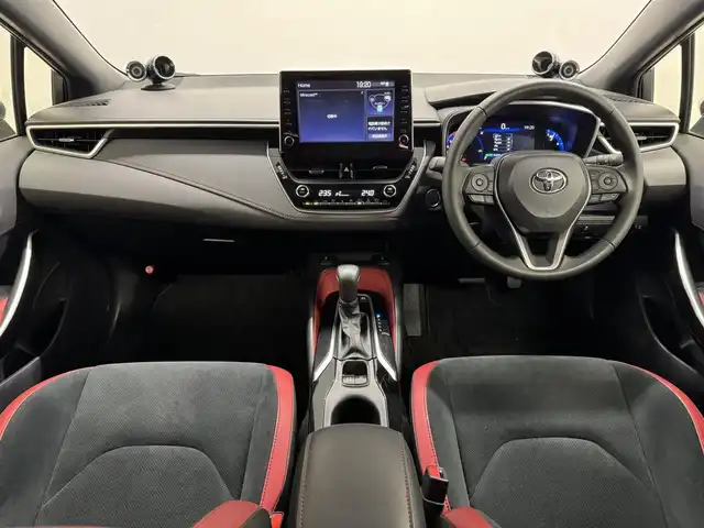 トヨタ カローラ スポーツ ハイブリッドG Z 三重県 2022(令4)年 1.6万km プラチナホワイトパールマイカ ハイブリッド/FF/フロアCVT/【OP】純正 9インチディスプレイオーディオ/（AM/FM/USB/iPod/Bluetooth/Miracast/AppleCarPlay/AndroidAuto）/バックガイドモニター/TOM’S スタイリングパーツセット（フロント、サイド、リヤバンパーディフューザー）/ビルトインETC/Toyota Safety Sense/●プリクラッシュセーフティ/●レーントレーシングアシスト/●レーダークルコン（全車速追従機能付）/●オートハイビーム/●ロードサインアシスト/・パーキングサポートブレーキ（前後静止物）/・【OP】ブラインドスポットモニター＋パーキングサポートブレーキ（後方接近車両）/・車両接近通報装置/装備/・【OP】本革＋ウルトラスエード ハーフレザーシート（運転席電動ランバーサポート付）/・シートヒーター（D/N）/・左右独立温度コントロールフルオートエアコン/・オートライト/・LED ヘッドランプ＆フロントフォグランプ/・電子パーキングブレーキ/・オートブレーキホールド/・ステアリングスイッチ/・プッシュスタート/・純正18inAW/・保/取/マルチ取/・スマートキーx2/など