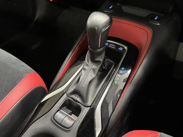 トヨタ カローラ スポーツ ハイブリッドG Z 三重県 2022(令4)年 1.6万km プラチナホワイトパールマイカ ハイブリッド/FF/フロアCVT/【OP】純正 9インチディスプレイオーディオ/（AM/FM/USB/iPod/Bluetooth/Miracast/AppleCarPlay/AndroidAuto）/バックガイドモニター/TOM’S スタイリングパーツセット（フロント、サイド、リヤバンパーディフューザー）/ビルトインETC/Toyota Safety Sense/●プリクラッシュセーフティ/●レーントレーシングアシスト/●レーダークルコン（全車速追従機能付）/●オートハイビーム/●ロードサインアシスト/・パーキングサポートブレーキ（前後静止物）/・【OP】ブラインドスポットモニター＋パーキングサポートブレーキ（後方接近車両）/・車両接近通報装置/装備/・【OP】本革＋ウルトラスエード ハーフレザーシート（運転席電動ランバーサポート付）/・シートヒーター（D/N）/・左右独立温度コントロールフルオートエアコン/・オートライト/・LED ヘッドランプ＆フロントフォグランプ/・電子パーキングブレーキ/・オートブレーキホールド/・ステアリングスイッチ/・プッシュスタート/・純正18inAW/・保/取/マルチ取/・スマートキーx2/など