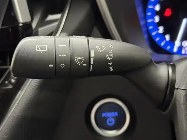 トヨタ カローラ スポーツ ハイブリッドG Z 三重県 2022(令4)年 1.6万km プラチナホワイトパールマイカ ハイブリッド/FF/フロアCVT/【OP】純正 9インチディスプレイオーディオ/（AM/FM/USB/iPod/Bluetooth/Miracast/AppleCarPlay/AndroidAuto）/バックガイドモニター/TOM’S スタイリングパーツセット（フロント、サイド、リヤバンパーディフューザー）/ビルトインETC/Toyota Safety Sense/●プリクラッシュセーフティ/●レーントレーシングアシスト/●レーダークルコン（全車速追従機能付）/●オートハイビーム/●ロードサインアシスト/・パーキングサポートブレーキ（前後静止物）/・【OP】ブラインドスポットモニター＋パーキングサポートブレーキ（後方接近車両）/・車両接近通報装置/装備/・【OP】本革＋ウルトラスエード ハーフレザーシート（運転席電動ランバーサポート付）/・シートヒーター（D/N）/・左右独立温度コントロールフルオートエアコン/・オートライト/・LED ヘッドランプ＆フロントフォグランプ/・電子パーキングブレーキ/・オートブレーキホールド/・ステアリングスイッチ/・プッシュスタート/・純正18inAW/・保/取/マルチ取/・スマートキーx2/など
