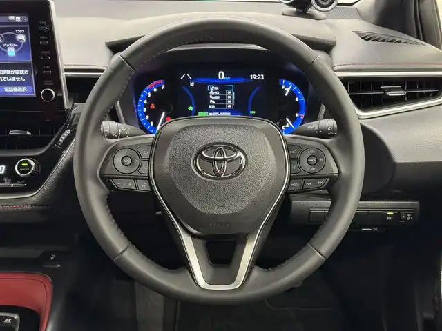 トヨタ カローラ スポーツ ハイブリッドG Z 三重県 2022(令4)年 1.6万km プラチナホワイトパールマイカ ハイブリッド/FF/フロアCVT/【OP】純正 9インチディスプレイオーディオ/（AM/FM/USB/iPod/Bluetooth/Miracast/AppleCarPlay/AndroidAuto）/バックガイドモニター/TOM’S スタイリングパーツセット（フロント、サイド、リヤバンパーディフューザー）/ビルトインETC/Toyota Safety Sense/●プリクラッシュセーフティ/●レーントレーシングアシスト/●レーダークルコン（全車速追従機能付）/●オートハイビーム/●ロードサインアシスト/・パーキングサポートブレーキ（前後静止物）/・【OP】ブラインドスポットモニター＋パーキングサポートブレーキ（後方接近車両）/・車両接近通報装置/装備/・【OP】本革＋ウルトラスエード ハーフレザーシート（運転席電動ランバーサポート付）/・シートヒーター（D/N）/・左右独立温度コントロールフルオートエアコン/・オートライト/・LED ヘッドランプ＆フロントフォグランプ/・電子パーキングブレーキ/・オートブレーキホールド/・ステアリングスイッチ/・プッシュスタート/・純正18inAW/・保/取/マルチ取/・スマートキーx2/など