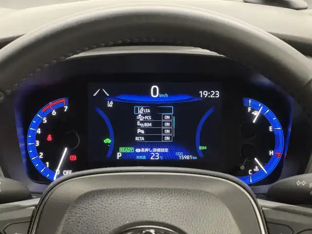 トヨタ カローラ スポーツ ハイブリッドG Z 三重県 2022(令4)年 1.6万km プラチナホワイトパールマイカ ハイブリッド/FF/フロアCVT/【OP】純正 9インチディスプレイオーディオ/（AM/FM/USB/iPod/Bluetooth/Miracast/AppleCarPlay/AndroidAuto）/バックガイドモニター/TOM’S スタイリングパーツセット（フロント、サイド、リヤバンパーディフューザー）/ビルトインETC/Toyota Safety Sense/●プリクラッシュセーフティ/●レーントレーシングアシスト/●レーダークルコン（全車速追従機能付）/●オートハイビーム/●ロードサインアシスト/・パーキングサポートブレーキ（前後静止物）/・【OP】ブラインドスポットモニター＋パーキングサポートブレーキ（後方接近車両）/・車両接近通報装置/装備/・【OP】本革＋ウルトラスエード ハーフレザーシート（運転席電動ランバーサポート付）/・シートヒーター（D/N）/・左右独立温度コントロールフルオートエアコン/・オートライト/・LED ヘッドランプ＆フロントフォグランプ/・電子パーキングブレーキ/・オートブレーキホールド/・ステアリングスイッチ/・プッシュスタート/・純正18inAW/・保/取/マルチ取/・スマートキーx2/など