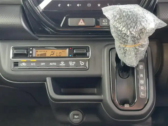 スズキ ハスラー HYBRID X 東京都 2025(令7)年 0.1千km クールカーキパールメタリック/ソフトベージュメタリック スズキセーフティサポート/・デュアルカメラブレーキサポート/・誤発進抑制機能/・車線逸脱抑制機能/・車線逸脱警報機能/・ふらつき警報機能/・先行車発進お知らせ機能/・アダプティブクルーズコントロール/・ハイビームアシスト/・標識認識機能/・後退時ブレーキサポート/・後方誤発進抑制機能/純正9インチメモリーナビ/・地デジTV/・DVD/CD/・スマートフォン連携機能/・USBソケット/・全方位モニター用カメラ/LEDヘッドランプ/SRSサイドエアバッグ/カーテンエアバッグ/リヤパーキングセンサー（後方誤発進抑制機能付）/運転席助手席シートヒーター