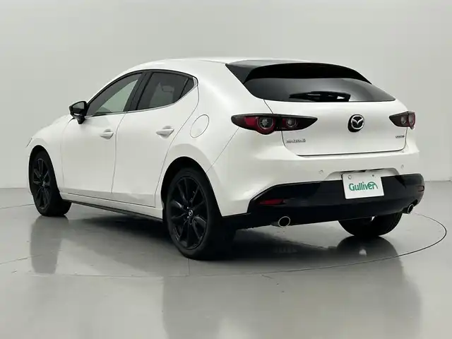 マツダ マツダ３ファストバック 15S ブラックトーンED 熊本県 2023(令5)年 1.9万km スノーフレイクホワイトパールマイカ 純正ナビ（ＣＤ・ＤＶＤ・フルセグ・ＢＴ・ＳＤ・ＵＳＢ）/全周囲カメラ　/ＥＴＣ　/前後クリアランスソナー　/レーダークルーズコントロール　/横滑り防止/アイドリングストップ/オートライト　/ＬＥＤヘッドライト　/社外フロアマット　/保証書　/取扱説明書