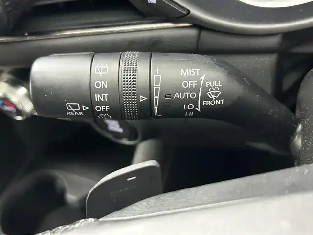 マツダ マツダ３ファストバック 15S ブラックトーンED 熊本県 2023(令5)年 1.9万km スノーフレイクホワイトパールマイカ 純正ナビ（ＣＤ・ＤＶＤ・フルセグ・ＢＴ・ＳＤ・ＵＳＢ）/全周囲カメラ　/ＥＴＣ　/前後クリアランスソナー　/レーダークルーズコントロール　/横滑り防止/アイドリングストップ/オートライト　/ＬＥＤヘッドライト　/社外フロアマット　/保証書　/取扱説明書