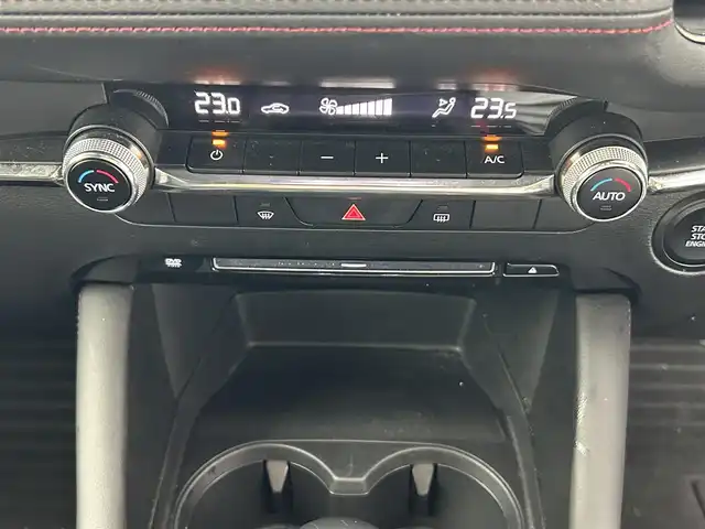 マツダ マツダ３ファストバック 15S ブラックトーンED 熊本県 2023(令5)年 1.9万km スノーフレイクホワイトパールマイカ 純正ナビ（ＣＤ・ＤＶＤ・フルセグ・ＢＴ・ＳＤ・ＵＳＢ）/全周囲カメラ　/ＥＴＣ　/前後クリアランスソナー　/レーダークルーズコントロール　/横滑り防止/アイドリングストップ/オートライト　/ＬＥＤヘッドライト　/社外フロアマット　/保証書　/取扱説明書