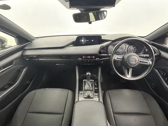 マツダ マツダ３ファストバック 15S ブラックトーンED 熊本県 2023(令5)年 1.9万km スノーフレイクホワイトパールマイカ 純正ナビ（ＣＤ・ＤＶＤ・フルセグ・ＢＴ・ＳＤ・ＵＳＢ）/全周囲カメラ　/ＥＴＣ　/前後クリアランスソナー　/レーダークルーズコントロール　/横滑り防止/アイドリングストップ/オートライト　/ＬＥＤヘッドライト　/社外フロアマット　/保証書　/取扱説明書