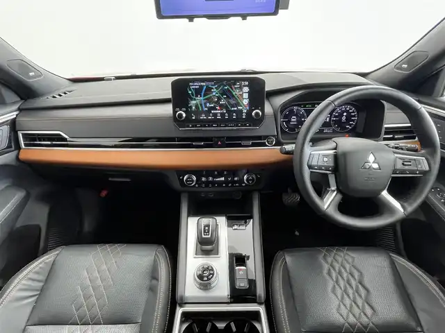 三菱 アウトランダー ＰＨＥＶ P 埼玉県 2022(令4)年 3万km レッドダイヤモンド サンルーフ　/純正９インチナビ　/マルチアラウンドモニター　/ＢＳＩ　/ＨＵＤ　/黒レザー　/ＢＯＳＥサウンド　/マイパイロット　/ミラー型ドラレコ　/ＥＴＣ２．０　/メモリシート　/ワイヤレス充電　/ステアリングヒーター