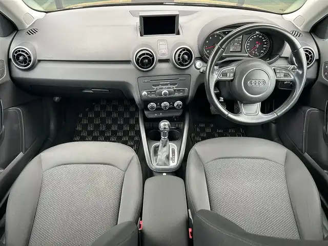 アウディ Ａ１ スポーツバック 1．4TFSI 石川県 2015(平27)年 3万km シラーズレッドメタリック 純正ナビ/（BT／AM／FM／DVD）/ワンセグTV/ステアリングスイッチ/ドライブレコーダー（前方）/ETC2.0/LEDヘッドライト/オートライト/フォグライト/スマートキー/取り扱い説明書