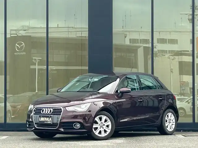 アウディ Ａ１ スポーツバック 1．4TFSI 石川県 2015(平27)年 3万km シラーズレッドメタリック 純正ナビ/（BT／AM／FM／DVD）/ワンセグTV/ステアリングスイッチ/ドライブレコーダー（前方）/ETC2.0/LEDヘッドライト/オートライト/フォグライト/スマートキー/取り扱い説明書