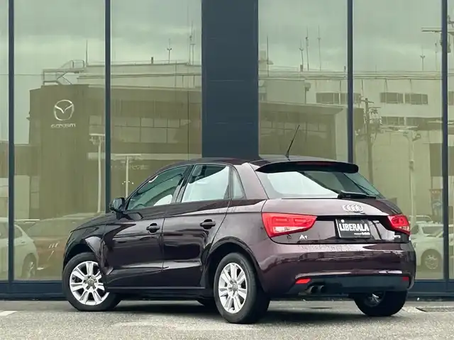 アウディ Ａ１ スポーツバック 1．4TFSI 石川県 2015(平27)年 3万km シラーズレッドメタリック 純正ナビ/（BT／AM／FM／DVD）/ワンセグTV/ステアリングスイッチ/ドライブレコーダー（前方）/ETC2.0/LEDヘッドライト/オートライト/フォグライト/スマートキー/取り扱い説明書