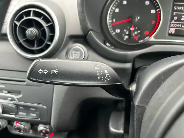 アウディ Ａ１ スポーツバック 1．4TFSI 石川県 2015(平27)年 3万km シラーズレッドメタリック 純正ナビ/（BT／AM／FM／DVD）/ワンセグTV/ステアリングスイッチ/ドライブレコーダー（前方）/ETC2.0/LEDヘッドライト/オートライト/フォグライト/スマートキー/取り扱い説明書