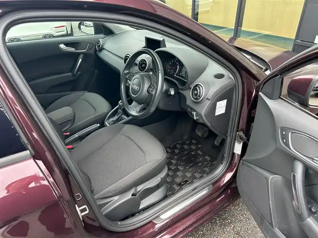 アウディ Ａ１ スポーツバック 1．4TFSI 石川県 2015(平27)年 3万km シラーズレッドメタリック 純正ナビ/（BT／AM／FM／DVD）/ワンセグTV/ステアリングスイッチ/ドライブレコーダー（前方）/ETC2.0/LEDヘッドライト/オートライト/フォグライト/スマートキー/取り扱い説明書