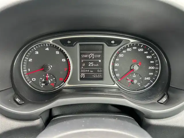 アウディ Ａ１ スポーツバック 1．4TFSI 石川県 2015(平27)年 3万km シラーズレッドメタリック 純正ナビ/（BT／AM／FM／DVD）/ワンセグTV/ステアリングスイッチ/ドライブレコーダー（前方）/ETC2.0/LEDヘッドライト/オートライト/フォグライト/スマートキー/取り扱い説明書