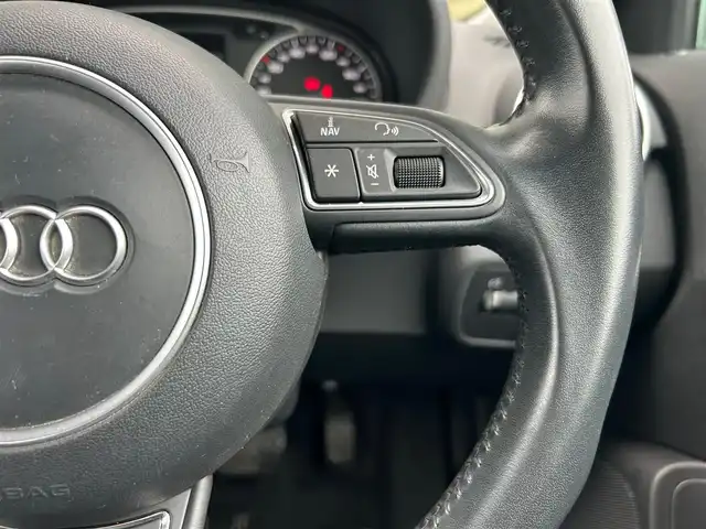 アウディ Ａ１ スポーツバック 1．4TFSI 石川県 2015(平27)年 3万km シラーズレッドメタリック 純正ナビ/（BT／AM／FM／DVD）/ワンセグTV/ステアリングスイッチ/ドライブレコーダー（前方）/ETC2.0/LEDヘッドライト/オートライト/フォグライト/スマートキー/取り扱い説明書