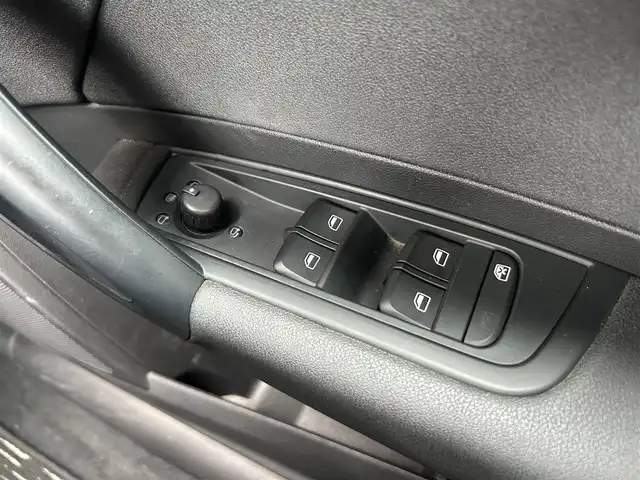 アウディ Ａ１ スポーツバック 1．4TFSI 石川県 2015(平27)年 3万km シラーズレッドメタリック 純正ナビ/（BT／AM／FM／DVD）/ワンセグTV/ステアリングスイッチ/ドライブレコーダー（前方）/ETC2.0/LEDヘッドライト/オートライト/フォグライト/スマートキー/取り扱い説明書