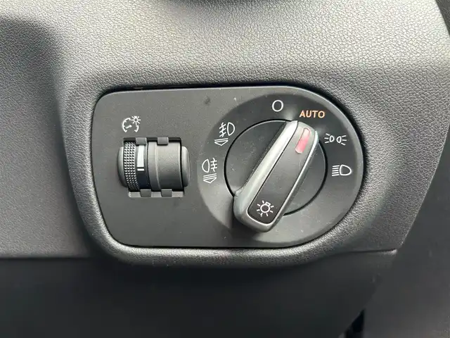 アウディ Ａ１ スポーツバック 1．4TFSI 石川県 2015(平27)年 3万km シラーズレッドメタリック 純正ナビ/（BT／AM／FM／DVD）/ワンセグTV/ステアリングスイッチ/ドライブレコーダー（前方）/ETC2.0/LEDヘッドライト/オートライト/フォグライト/スマートキー/取り扱い説明書