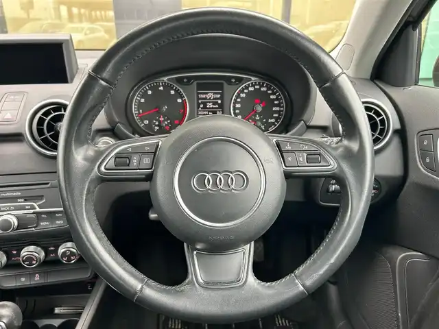 アウディ Ａ１ スポーツバック 1．4TFSI 石川県 2015(平27)年 3万km シラーズレッドメタリック 純正ナビ/（BT／AM／FM／DVD）/ワンセグTV/ステアリングスイッチ/ドライブレコーダー（前方）/ETC2.0/LEDヘッドライト/オートライト/フォグライト/スマートキー/取り扱い説明書
