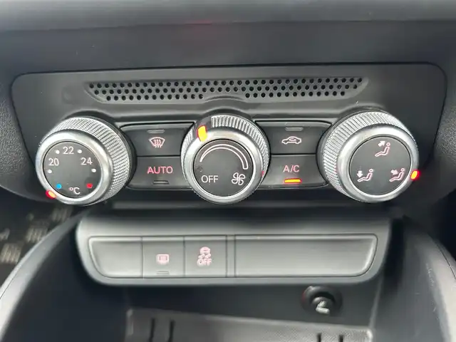 アウディ Ａ１ スポーツバック 1．4TFSI 石川県 2015(平27)年 3万km シラーズレッドメタリック 純正ナビ/（BT／AM／FM／DVD）/ワンセグTV/ステアリングスイッチ/ドライブレコーダー（前方）/ETC2.0/LEDヘッドライト/オートライト/フォグライト/スマートキー/取り扱い説明書
