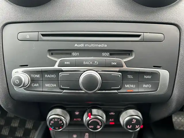アウディ Ａ１ スポーツバック 1．4TFSI 石川県 2015(平27)年 3万km シラーズレッドメタリック 純正ナビ/（BT／AM／FM／DVD）/ワンセグTV/ステアリングスイッチ/ドライブレコーダー（前方）/ETC2.0/LEDヘッドライト/オートライト/フォグライト/スマートキー/取り扱い説明書