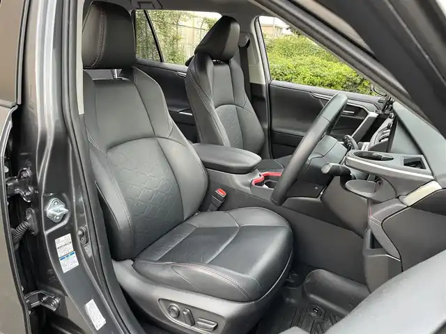 トヨタ ＲＡＶ４ 東京都 2021(令3)年 5万km グレーメタリック パノラミックビューモニター　/純正９インチＤＡナビ　/・Ｂｌｕｅｔｏｏｔｈ　/クリアランスソナー　/ブラインドスポットモニター　/プリクラッシュセーフティ　/レーンキープアシスト　/パーキングサポートブレーキ/オールテレインタイヤ/ブリッジ型ルーフレール/合成皮革シート(OFFROAD パッケージ専用)