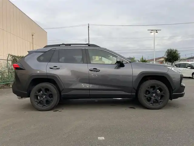 トヨタ ＲＡＶ４ 東京都 2021(令3)年 5万km グレーメタリック パノラミックビューモニター　/純正９インチＤＡナビ　/・Ｂｌｕｅｔｏｏｔｈ　/クリアランスソナー　/ブラインドスポットモニター　/プリクラッシュセーフティ　/レーンキープアシスト　/パーキングサポートブレーキ/オールテレインタイヤ/ブリッジ型ルーフレール/合成皮革シート(OFFROAD パッケージ専用)