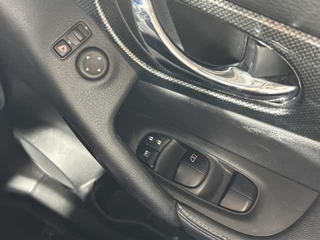 日産 エクストレイル 20X エマージェンシーブレーキ 沖縄県 2014(平26)年 13.3万km ダイヤモンドブラック 禁煙車　/純正７インチナビ/（ＢＴ，フルセグ，ＣＤ／ＤＶＤ，ラジオ）　/アラウンドビューモニター　/４ＷＤ　/コーナーセンサー　/ハーフレザーシート　/クルーズコントロール　/ビルトインＥＴＣ　/前後ドライブレコーダー　/前席シートヒーター/ヒーテッドドアミラー/ヒルディセントコントロール/純正フロアマット/純正ドアバイザー　/オートライト/革巻きステアリング/純正17インチアルミホイール