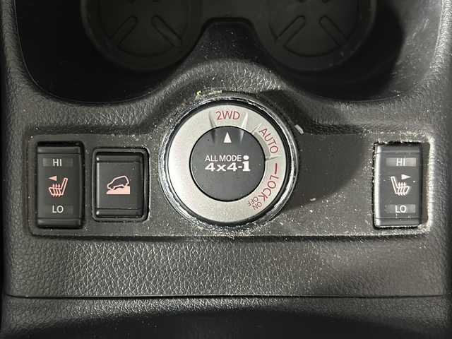 日産 エクストレイル 20X エマージェンシーブレーキ 沖縄県 2014(平26)年 13.3万km ダイヤモンドブラック 禁煙車　/純正７インチナビ/（ＢＴ，フルセグ，ＣＤ／ＤＶＤ，ラジオ）　/アラウンドビューモニター　/４ＷＤ　/コーナーセンサー　/ハーフレザーシート　/クルーズコントロール　/ビルトインＥＴＣ　/前後ドライブレコーダー　/前席シートヒーター/ヒーテッドドアミラー/ヒルディセントコントロール/純正フロアマット/純正ドアバイザー　/オートライト/革巻きステアリング/純正17インチアルミホイール