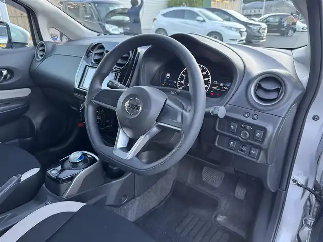 日産 ノート e－パワー B 愛媛県 2020(令2)年 3.8万km ブリリアントシルバー アラウンドビューモニター/エマージェンシーブレーキ/前後コーナーセンサー/カロッツェリア楽ナビ　Ｂｌｕｅｔｏｏｔｈ/禁煙車/ＥＴＣ/スマートキー/プッシュスタート/オートライト/デジタルインナーミラー/スペアキー