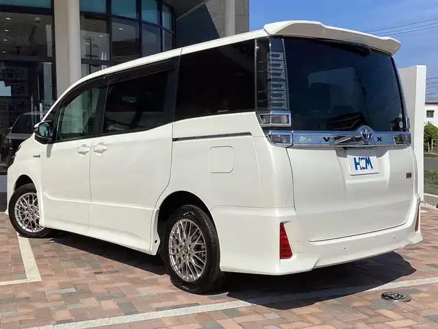 トヨタ ヴォクシー ハイブリッド ZS 三重県 2020(令2)年 5.2万km ホワイトパールクリスタルシャイン 衝突軽減/純正10インチナビ/フルセグ/Bluetooth/DVD再生/録音/バックガイドモニター/LEDヘッドライト/LEDフォグライト/スマートキー/プッシュスタート/クルーズコントロール/パワースライドドア/ビルトインETC/純正16インチアルミ