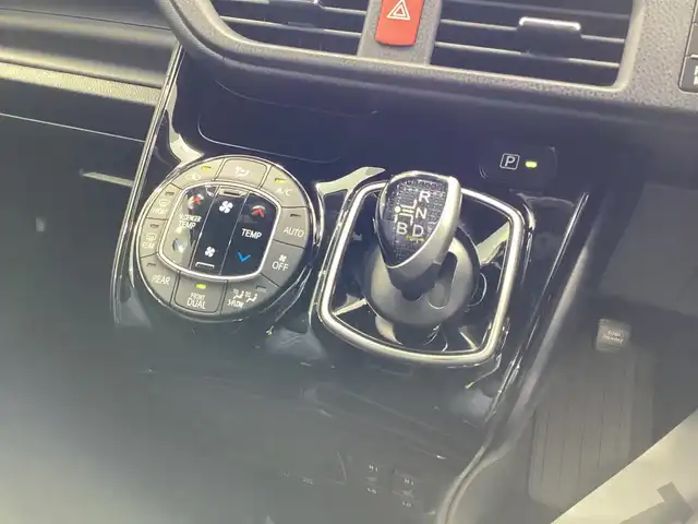 トヨタ ヴォクシー ハイブリッド ZS 三重県 2020(令2)年 5.2万km ホワイトパールクリスタルシャイン 衝突軽減/純正10インチナビ/フルセグ/Bluetooth/DVD再生/録音/バックガイドモニター/LEDヘッドライト/LEDフォグライト/スマートキー/プッシュスタート/クルーズコントロール/パワースライドドア/ビルトインETC/純正16インチアルミ