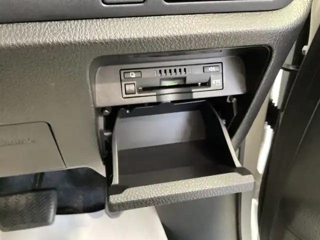 トヨタ ヴォクシー ハイブリッド ZS 三重県 2020(令2)年 5.2万km ホワイトパールクリスタルシャイン 衝突軽減/純正10インチナビ/フルセグ/Bluetooth/DVD再生/録音/バックガイドモニター/LEDヘッドライト/LEDフォグライト/スマートキー/プッシュスタート/クルーズコントロール/パワースライドドア/ビルトインETC/純正16インチアルミ