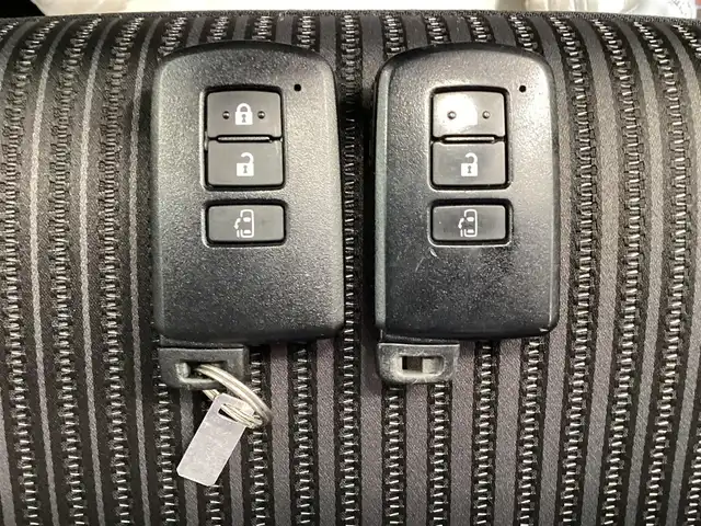 トヨタ ヴォクシー ハイブリッド ZS 三重県 2020(令2)年 5.2万km ホワイトパールクリスタルシャイン 衝突軽減/純正10インチナビ/フルセグ/Bluetooth/DVD再生/録音/バックガイドモニター/LEDヘッドライト/LEDフォグライト/スマートキー/プッシュスタート/クルーズコントロール/パワースライドドア/ビルトインETC/純正16インチアルミ