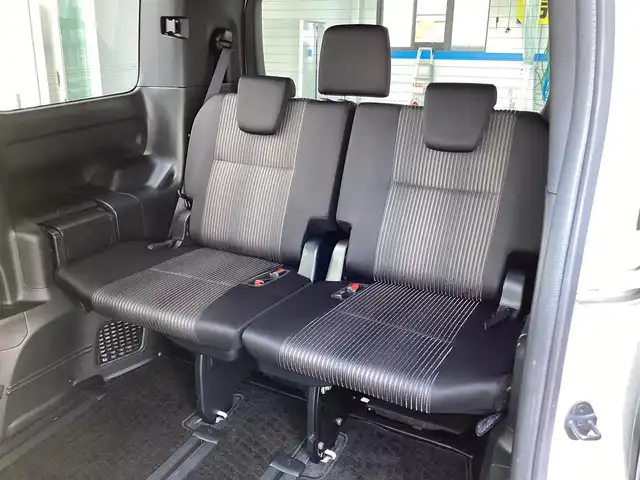 トヨタ ヴォクシー ハイブリッド ZS 三重県 2020(令2)年 5.2万km ホワイトパールクリスタルシャイン 衝突軽減/純正10インチナビ/フルセグ/Bluetooth/DVD再生/録音/バックガイドモニター/LEDヘッドライト/LEDフォグライト/スマートキー/プッシュスタート/クルーズコントロール/パワースライドドア/ビルトインETC/純正16インチアルミ