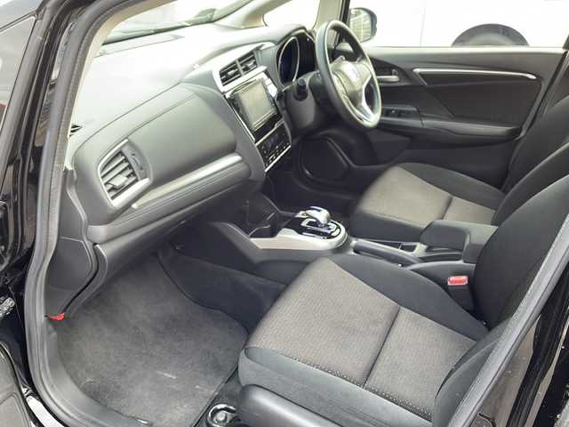 ホンダ フィット ハイブリット Fパッケージ 福島県 2016(平28)年 7.4万km クリスタルブラックパール 純正ナビ　バックＣ　ＢＴ　ワンセグＴＶ　ワイパーデザイアー　ＥＴＣ　ステリモ　ハロゲンヘッドライト　電格ミラー　スペアキー　前方ドラレコ　ＥＣＯＮ　純正ドアバイザー　純正ホイールキャップ　取扱説明書