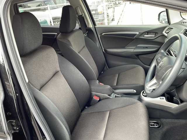 ホンダ フィット ハイブリット Fパッケージ 福島県 2016(平28)年 7.4万km クリスタルブラックパール 純正ナビ　バックＣ　ＢＴ　ワンセグＴＶ　ワイパーデザイアー　ＥＴＣ　ステリモ　ハロゲンヘッドライト　電格ミラー　スペアキー　前方ドラレコ　ＥＣＯＮ　純正ドアバイザー　純正ホイールキャップ　取扱説明書