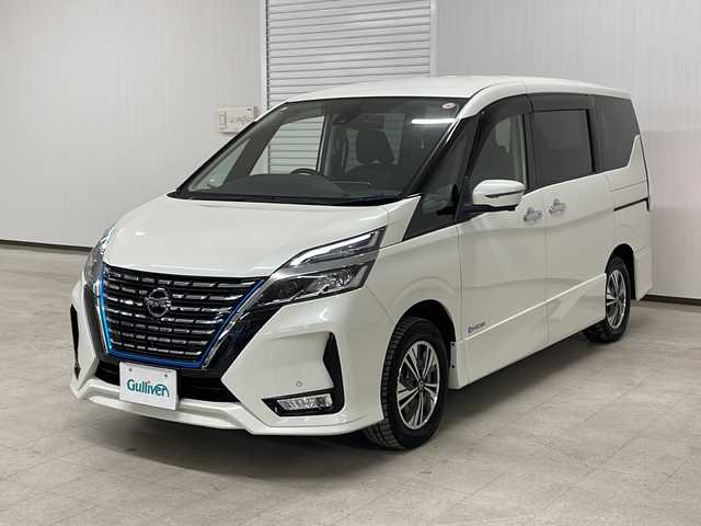 日産 セレナ e－パワー ハイウェイスター V 熊本県 2021(令3)年 5.5万km ブリリアントホワイトパール 純正ディスプレイオーディオ（ＢＴ/ＵＳＢ）/アラウンドビューモニター/ＥＴＣ/前方ドライブレコーダー/プロパイロット/エマージェンシーブレーキ/インテリジェントルームミラー/両側ハンズフリーパワースライドドア/レーンキープアシスト/ブラインドスッポトモニター/前後コーナーセンサー/ステアリングスイッチ/オートライト/ＬＥＤヘッドライト/フォグランプ/純正フロアマット/純正15インチＡＷ