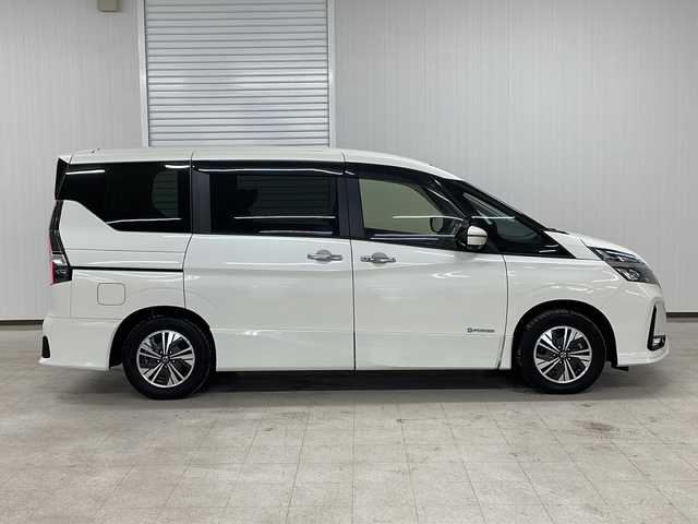 日産 セレナ e－パワー ハイウェイスター V 熊本県 2021(令3)年 5.5万km ブリリアントホワイトパール 純正ディスプレイオーディオ（ＢＴ/ＵＳＢ）/アラウンドビューモニター/ＥＴＣ/前方ドライブレコーダー/プロパイロット/エマージェンシーブレーキ/インテリジェントルームミラー/両側ハンズフリーパワースライドドア/レーンキープアシスト/ブラインドスッポトモニター/前後コーナーセンサー/ステアリングスイッチ/オートライト/ＬＥＤヘッドライト/フォグランプ/純正フロアマット/純正15インチＡＷ