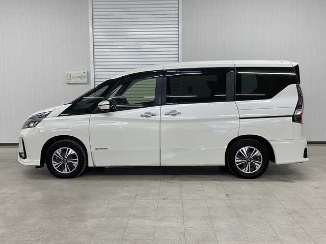 日産 セレナ e－パワー ハイウェイスター V 熊本県 2021(令3)年 5.5万km ブリリアントホワイトパール 純正ディスプレイオーディオ（ＢＴ/ＵＳＢ）/アラウンドビューモニター/ＥＴＣ/前方ドライブレコーダー/プロパイロット/エマージェンシーブレーキ/インテリジェントルームミラー/両側ハンズフリーパワースライドドア/レーンキープアシスト/ブラインドスッポトモニター/前後コーナーセンサー/ステアリングスイッチ/オートライト/ＬＥＤヘッドライト/フォグランプ/純正フロアマット/純正15インチＡＷ