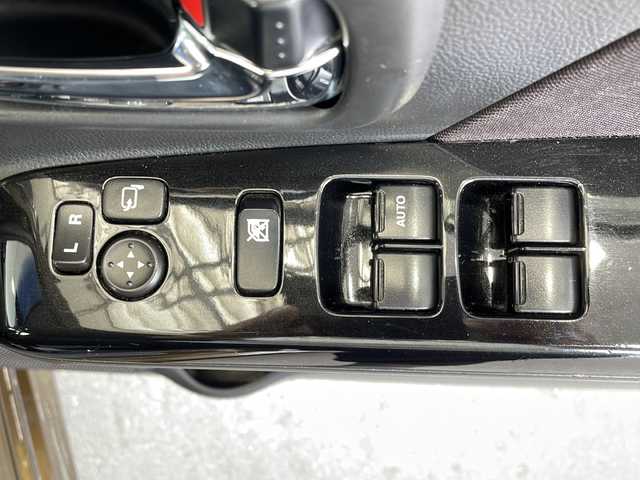 スズキ ワゴンＲ スティングレー HYBRID T 愛知県 2017(平29)年 8.9万km ブレイブカーキP (株)IDOMが運営する【じしゃロン名古屋鳴海店】の自社ローン専用車両になりますこちらは現金またはオートローンご利用時の価格です。自社ローンご希望の方は別途その旨お申付け下さい/全方位カメラ、バックカメラ/純正ナビ/衝突軽減システム/レーンキープアシスト/クルーズコントロール/スマートキー/フルセグテレビ/ETC/シートヒーター/オートライト/純正フロアマット/アイドリングストップ/パドルシフト