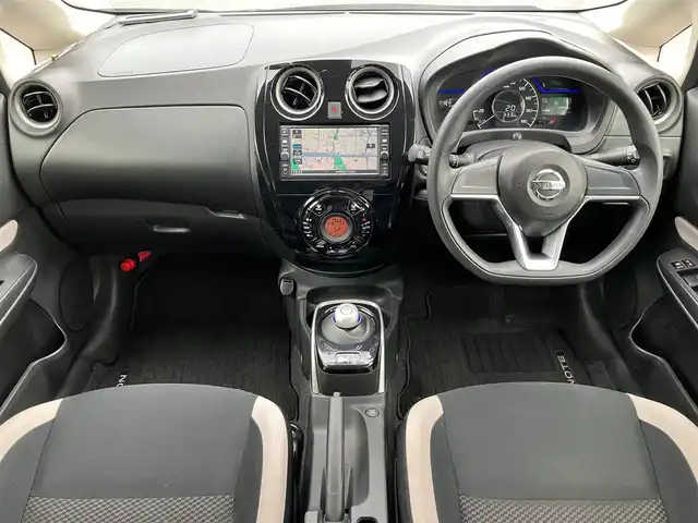 日産 ノート 静岡県 2017(平29)年 5万km スーパーブラック エンジンスタートボタン/パワーステアリング/パワーウィンドウ/保証書/取扱説明書/記録簿/アイドリングストップ/スマートキー（スペアキー１本）/AAC/純正SDナビ（BT接続、ワンセグTV、CDチェンジャー）/純正ETC/前後ドライブレコーダー/純正フロアマット/布系シート/ABS/横滑り防止装置/前後コーナーセンサー/レーンキープアシスト/キセノンヘッドライト/オートライト/Wエアバック/衝突軽減システム