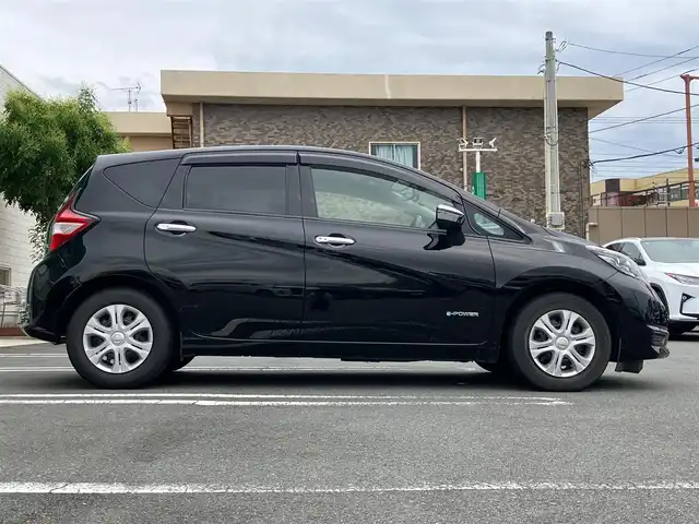 日産 ノート 静岡県 2017(平29)年 5万km スーパーブラック エンジンスタートボタン/パワーステアリング/パワーウィンドウ/保証書/取扱説明書/記録簿/アイドリングストップ/スマートキー（スペアキー１本）/AAC/純正SDナビ（BT接続、ワンセグTV、CDチェンジャー）/純正ETC/前後ドライブレコーダー/純正フロアマット/布系シート/ABS/横滑り防止装置/前後コーナーセンサー/レーンキープアシスト/キセノンヘッドライト/オートライト/Wエアバック/衝突軽減システム